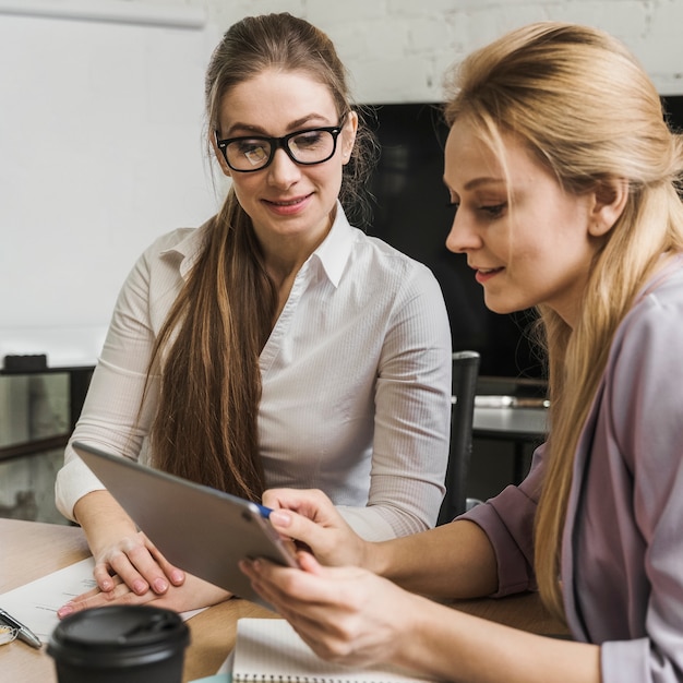 Donne di affari professionali che hanno una riunione