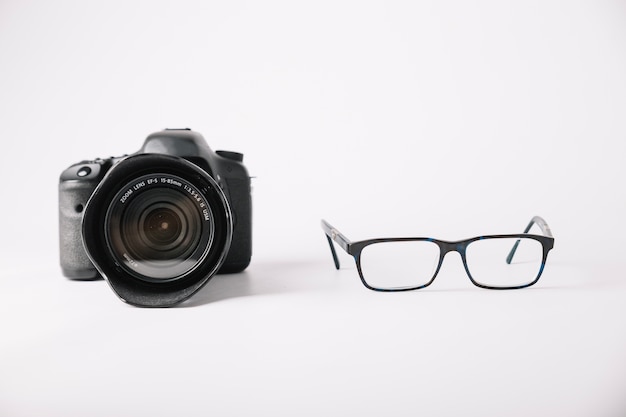 Foto gratuita macchina fotografica professionale e occhiali