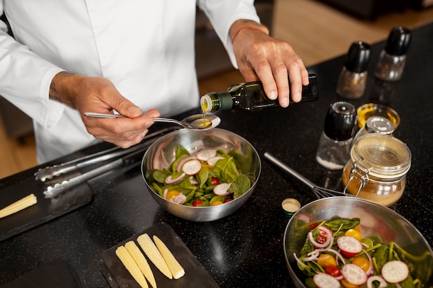 Free photo professional chef preparing food in the kitchen