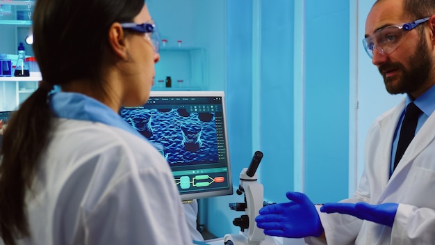 무료 사진 실험실 과로에서 터치 스크린 디스플레이를 사용하여 백신 개발을 분석하는 전문 화학자