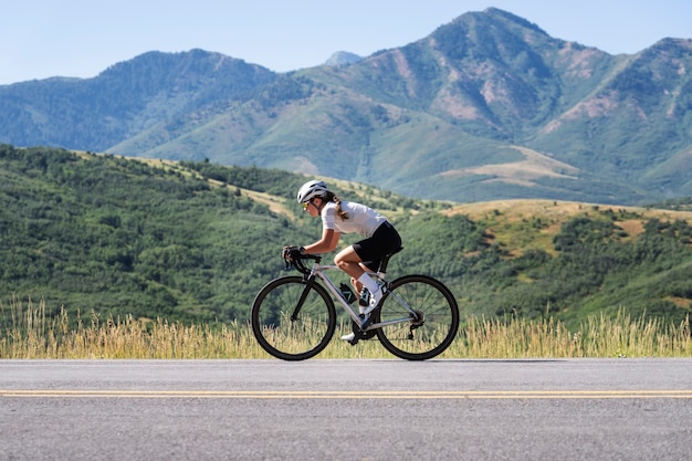 Foto gratuita donna ciclista professionista