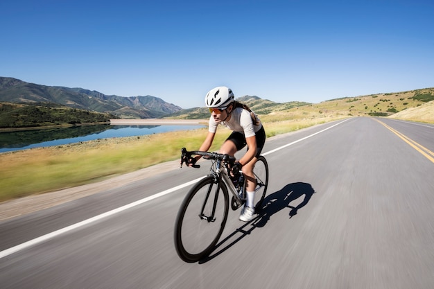 Foto gratuita donna ciclista professionista