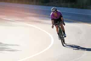 Foto gratuita donna ciclista professionista