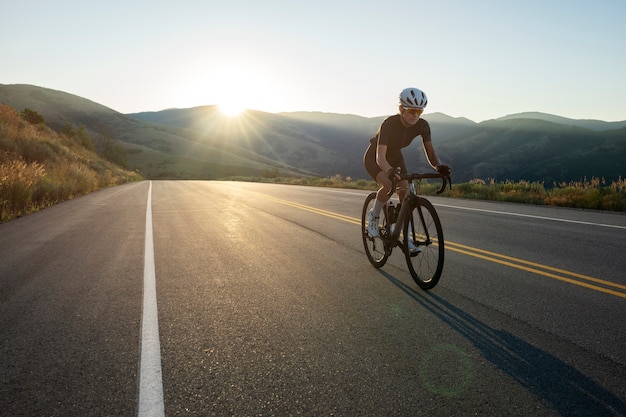 Foto gratuita donna ciclista professionista