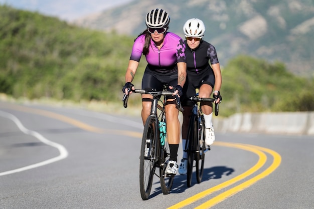 Foto gratuita donne ciclistiche professioniste