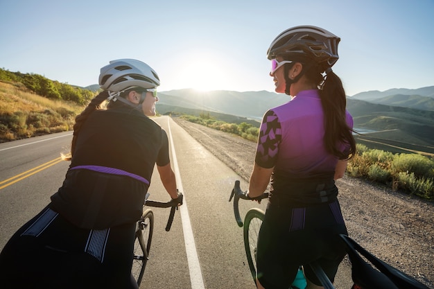 Foto gratuita donne ciclistiche professioniste