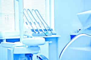 Бесплатное фото Профессиональные стоматологические инструменты в стоматологическом кабинете.