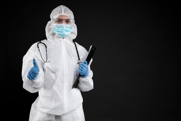 Medico professionista che indossa attrezzature mediche pandemiche
