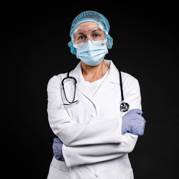 Foto gratuita medico professionista che indossa attrezzature mediche pandemiche