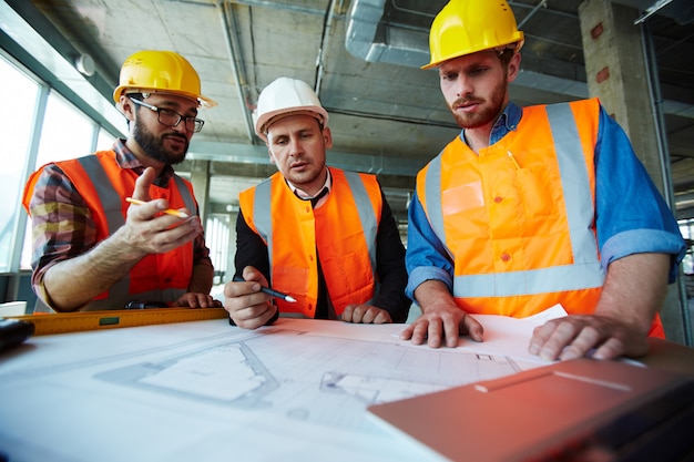 Foto gratuita ingegneri professionisti