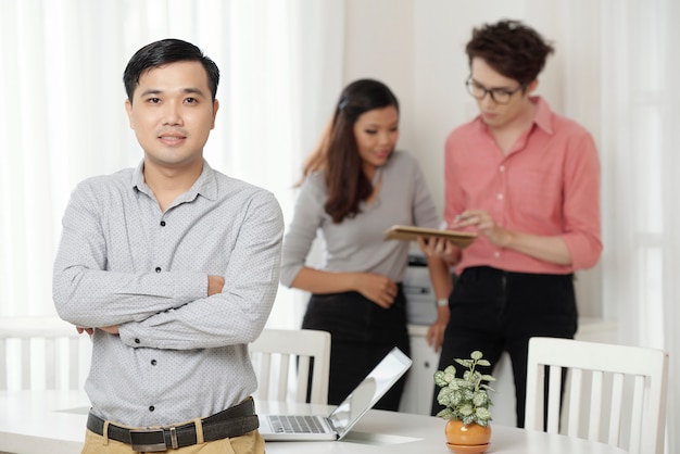 Foto gratuita lavoratore etnico professionale con i colleghi in ufficio