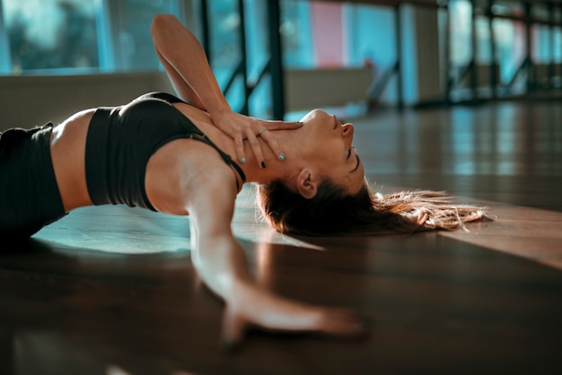 Free photo professional female dancer posing on the floor