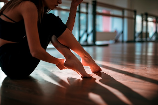 바닥에 포즈 전문 여성 댄서