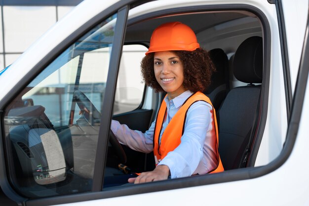 Бесплатное фото Профессиональный женский водитель на работе