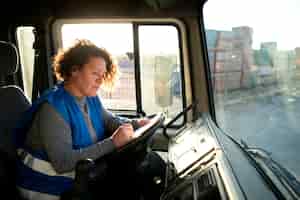 Бесплатное фото Профессиональная женщина-водитель с фургоном или вагоном
