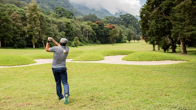 Foto gratuita giocatore di golf professionista. bali. indonesia.