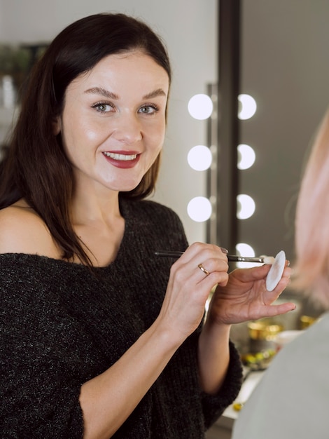 Free photo professional make-up artist holding brush