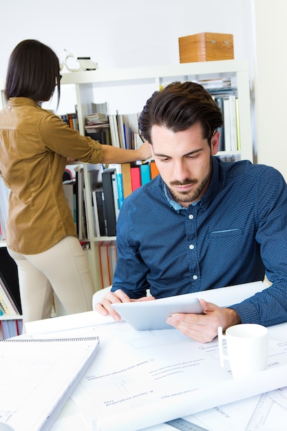 Foto gratuita maschio professionale lavoro di ascolto due