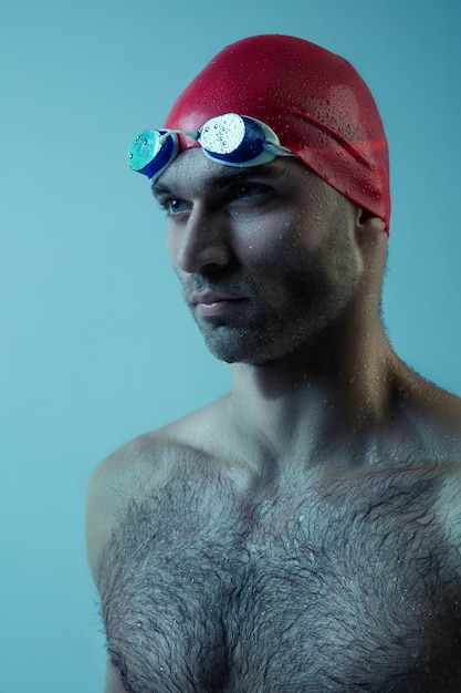 Foto gratuita nuotatore maschio professionista con cappello e occhiali in movimento e azione, stile di vita sano e movimento