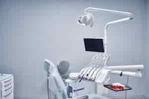 Foto gratuita apparecchiature mediche professionali per procedure odontoiatriche