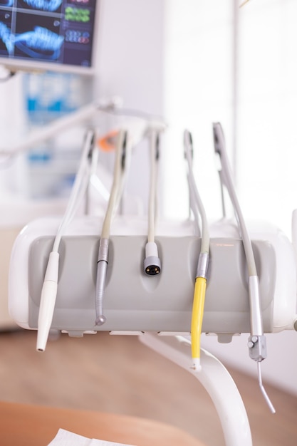 Профессиональная медицинская стоматологическая бормашина, подготовленная для стоматологической операции во время стоматологического лечения ...