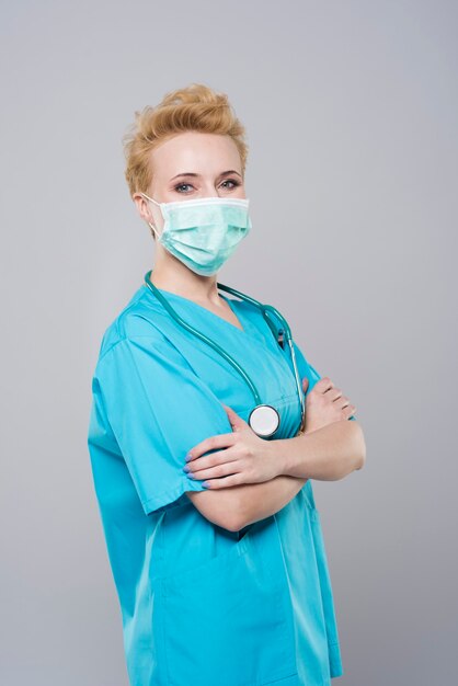 Профессиональный хирург в защитной маске
