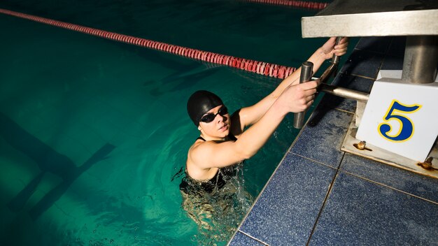 プロの水泳選手がレースの準備