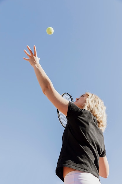 Free photo professional tennis player throwing ball