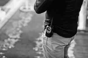 Foto gratuita radio walkietalkie professionale nella cintura dell'uomo della sicurezza