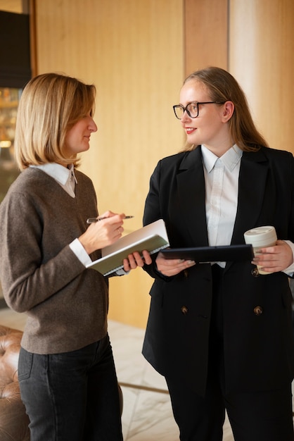 Foto gratuita donne professionali in abiti eleganti in ufficio