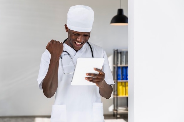 Foto gratuita giovane medico professionista che è allegro