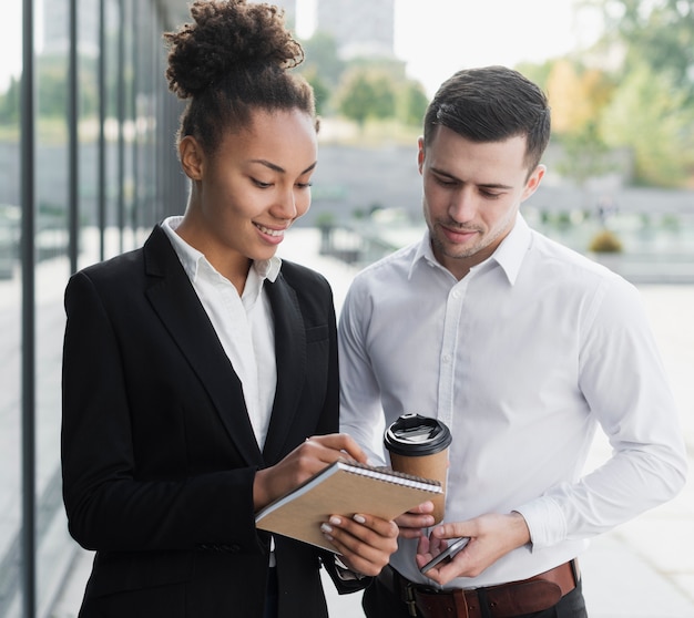 Foto gratuita professionisti che discutono idee in primo piano