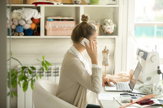 魅力的な布のデザイナーの女性の話をpのプロフィールの肖像