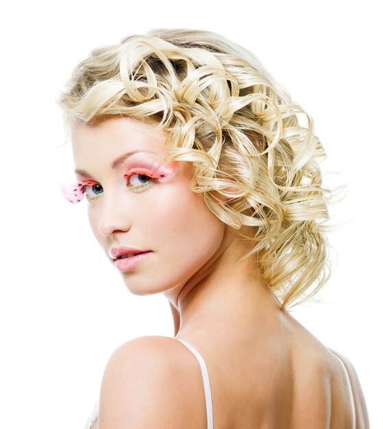 Профиль портрет красивой блондинки с модным макияжем и вьющимися волосами