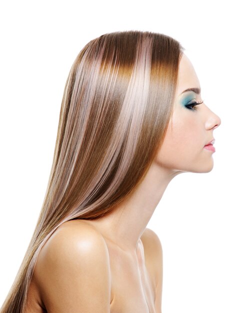 긴 건강 아름다운 머리를 가진 여성의 프로필 초상화는 흰색에 고립