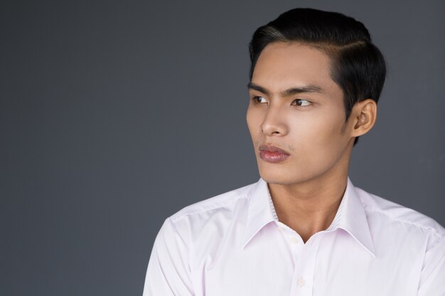 若いアジアのビジネスマンのプロフィール肖像