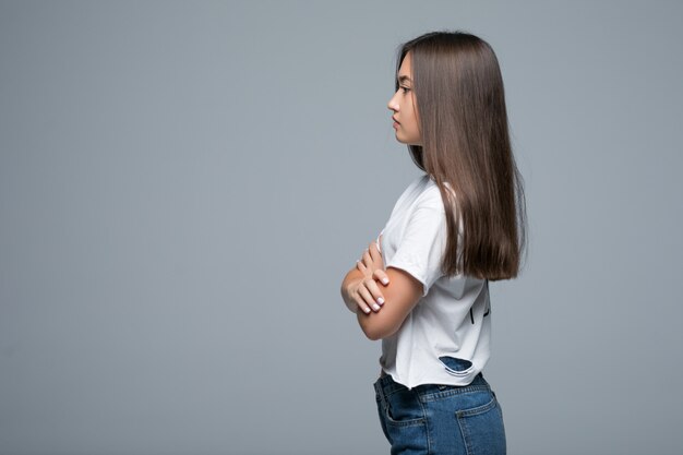 밝은 회색 배경에 고립 아시아 젊은 여자 실내 스튜디오 촬영의 프로필 측면보기 초상화.
