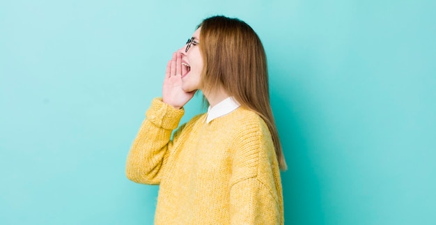 옆에 공간을 복사하기 위해 소리치고 외치는 행복하고 흥분된 모습의 프로필 보기