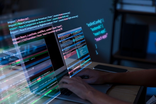 Бесплатное фото фона программирования с человеком, работающим с кодами на компьютере