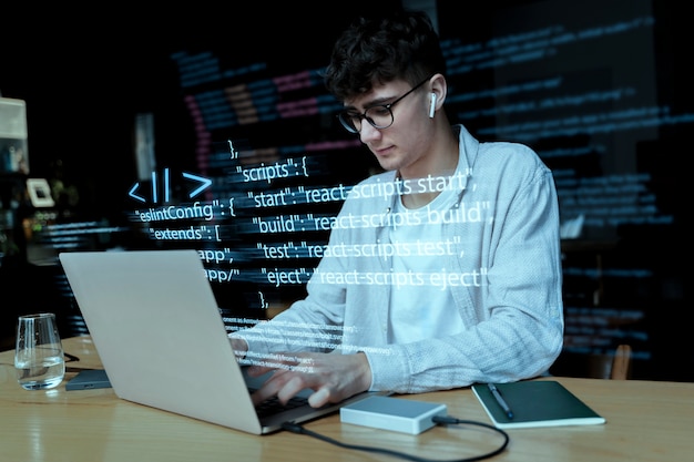 Бесплатное фото Фон программирования с человеком, работающим с кодами на компьютере