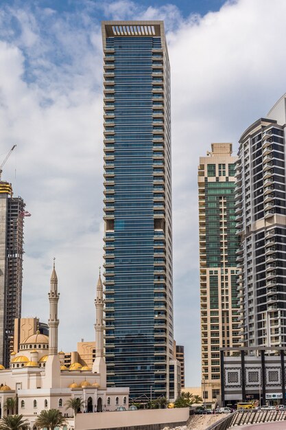 아랍 에미리트 주변의 고급스러운 고층 빌딩이있는 두바이 마리나의 산책로와 운하