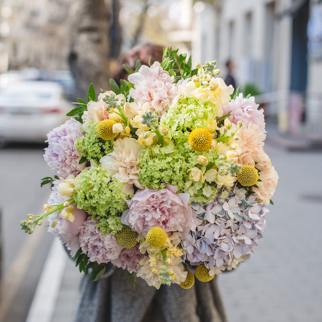 거리에서 혼합 꽃 꽃다발을 홍보.
