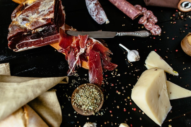 Free photo prosciutto crudo with smoked sausage, cheese and spices