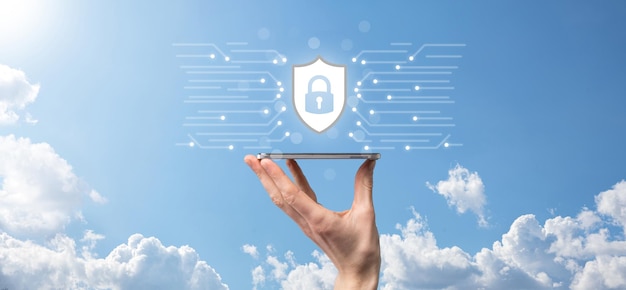 네트워크 보안 컴퓨터를 보호하고 데이터 개념을 안전하게 보호하고 방패를 들고 있는 사업가는 아이콘을 보호합니다. 잠금 기호, 보안, 사이버 보안 및 위험에 대한 보호에 대한 개념