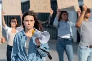 Бесплатное фото Протестующий собрался на митинг за мир