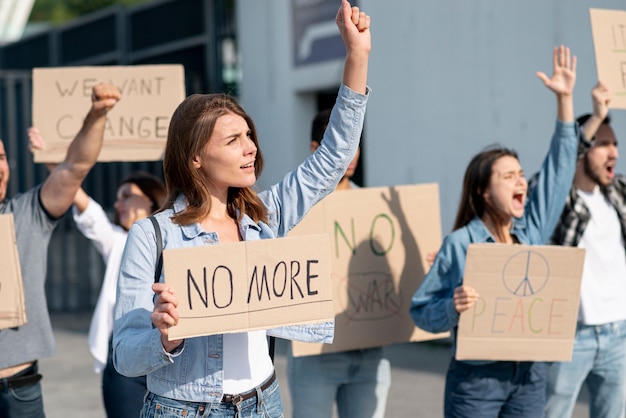 Протестующие собрались вместе для демонстрации