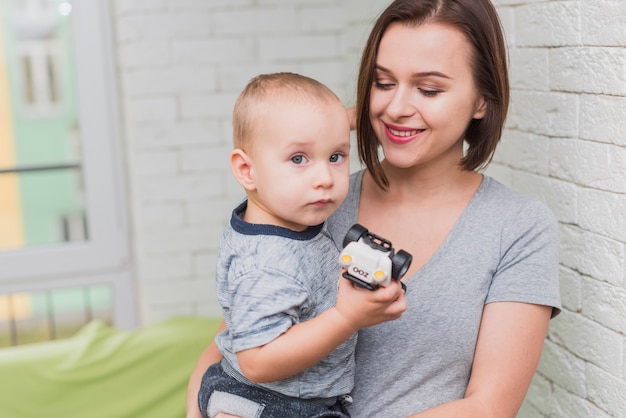 Foto gratuita madre fiero con il figlio