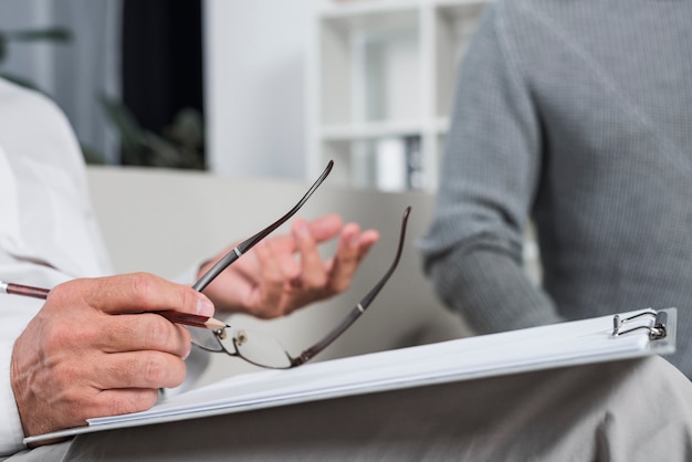 Man talking to a psychologist. | Photo: Freepik