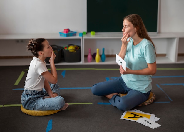 言語療法で女の子を助ける心理学者