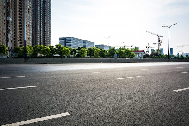 ダウンタウンの空の道路フロアのある公共広場